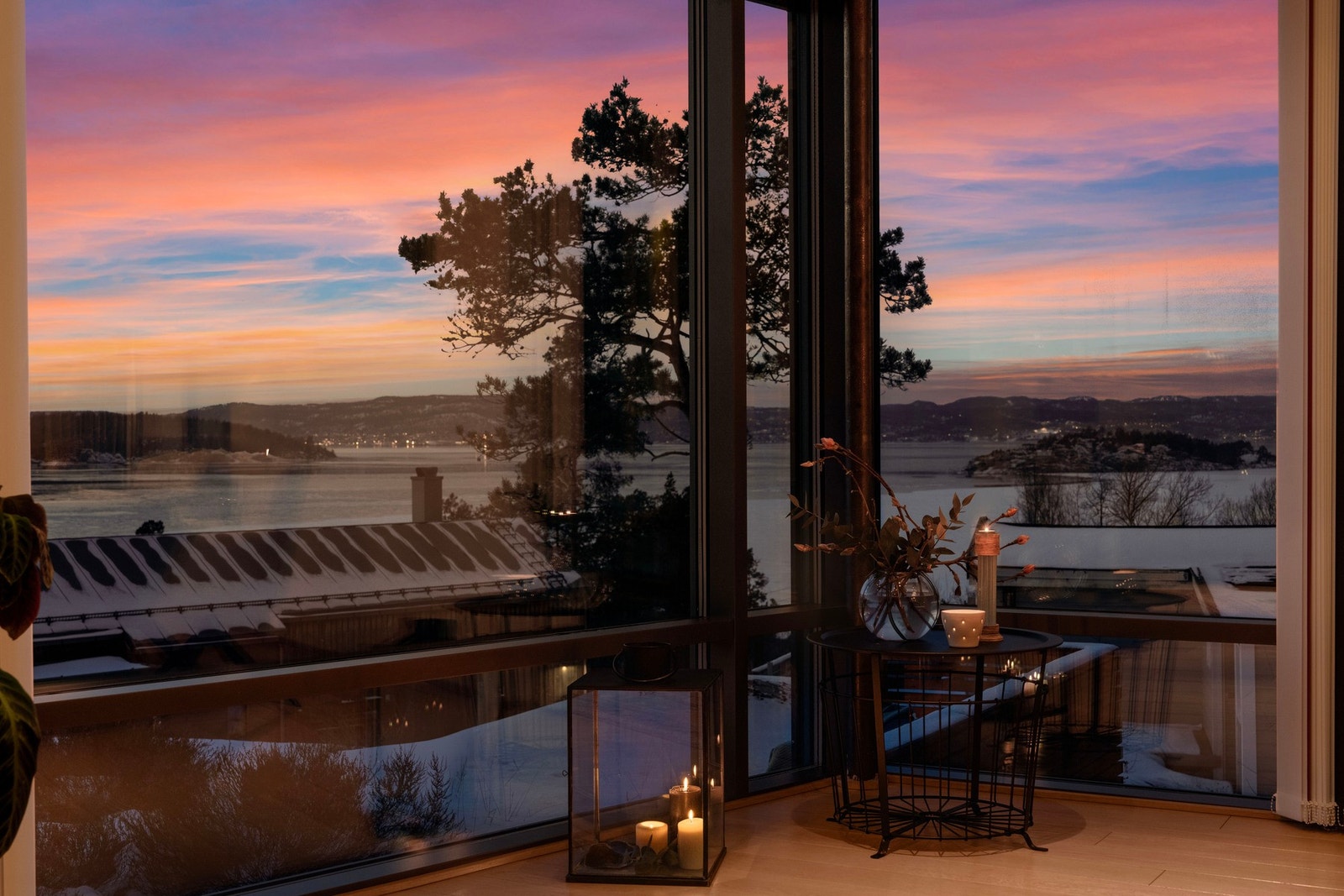 Store vindusflater rammer inn en fantastisk utsikt mot Oslofjorden og gir en helt spesiell atmosfære ved solnedgang. Galleribilde