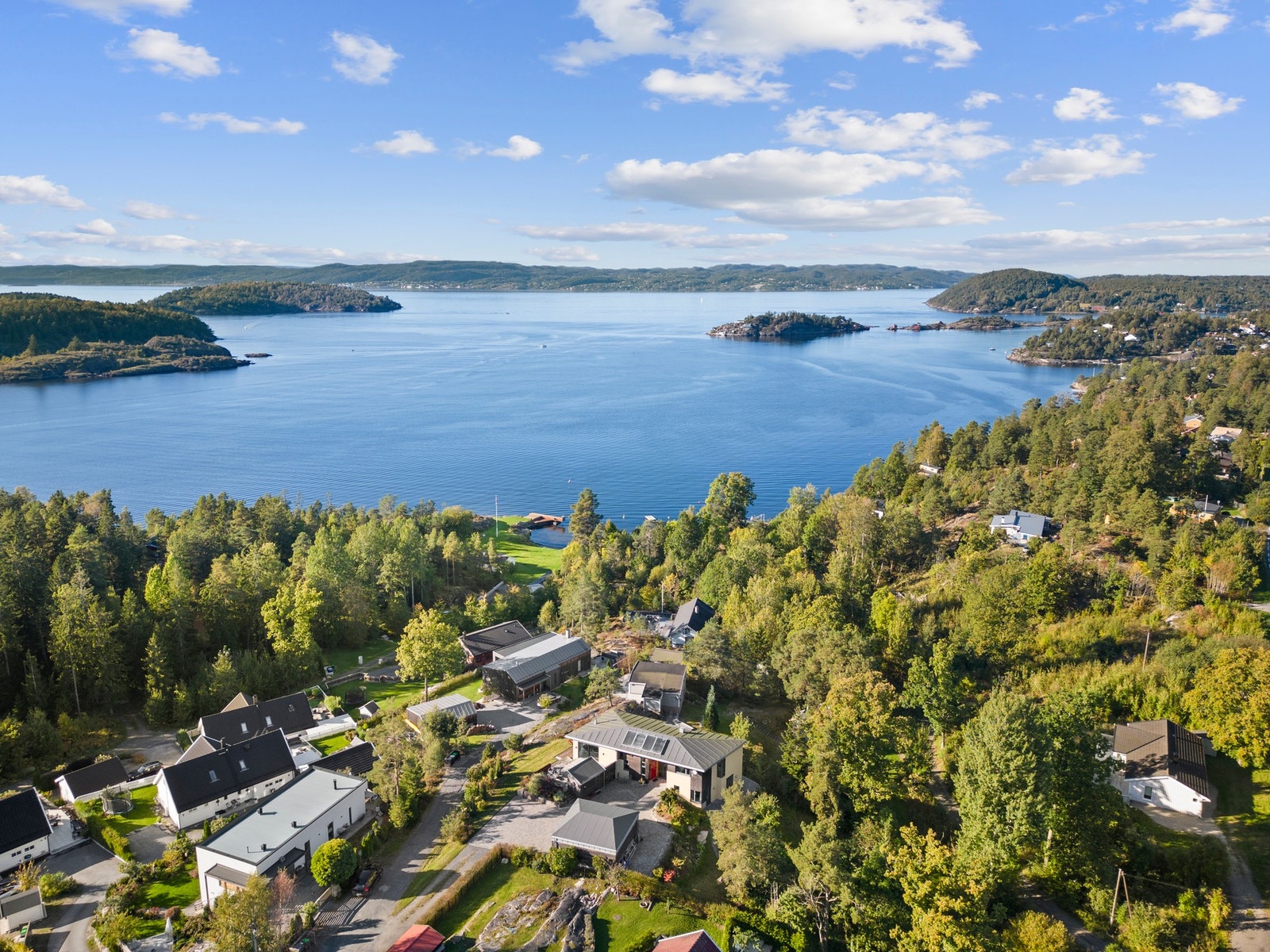 Attraktiv og kystnær beliggenhet med kort avstand til flere flotte strender og gode bademuligheter, som inviterer til rekreasjon og naturopplevelser. Galleribilde