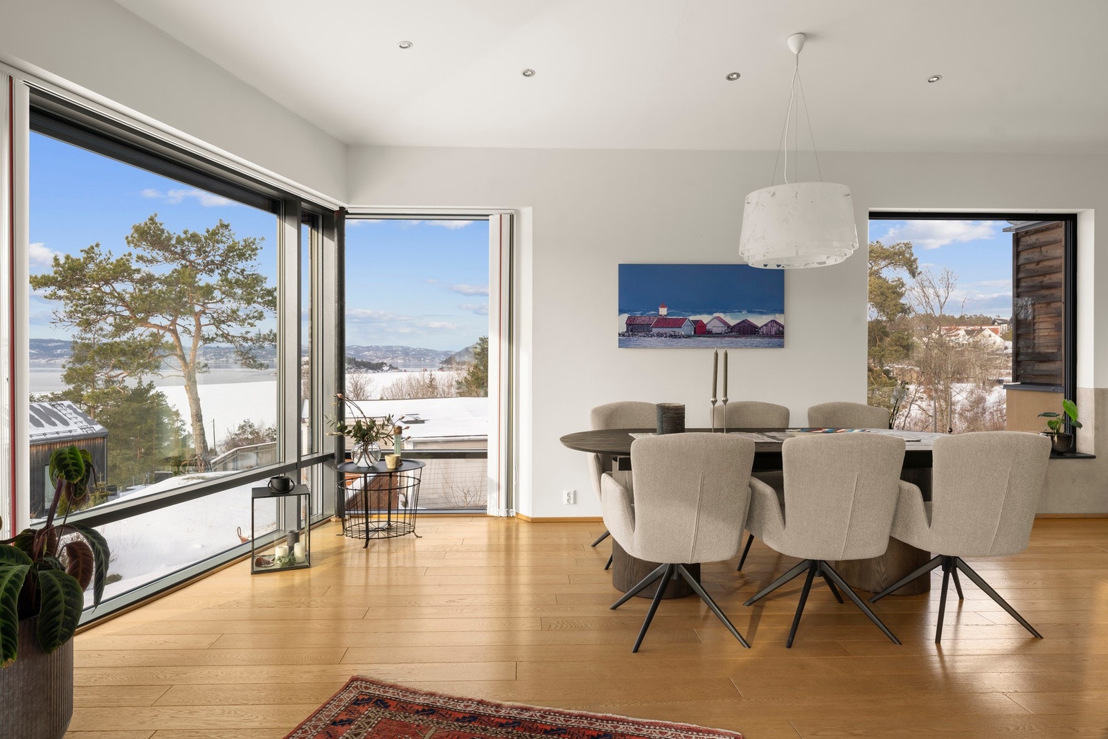 En innbydende spisestue med store vindusflater, god plass til gjester og nydelig utsikt mot Oslofjorden. Galleribilde