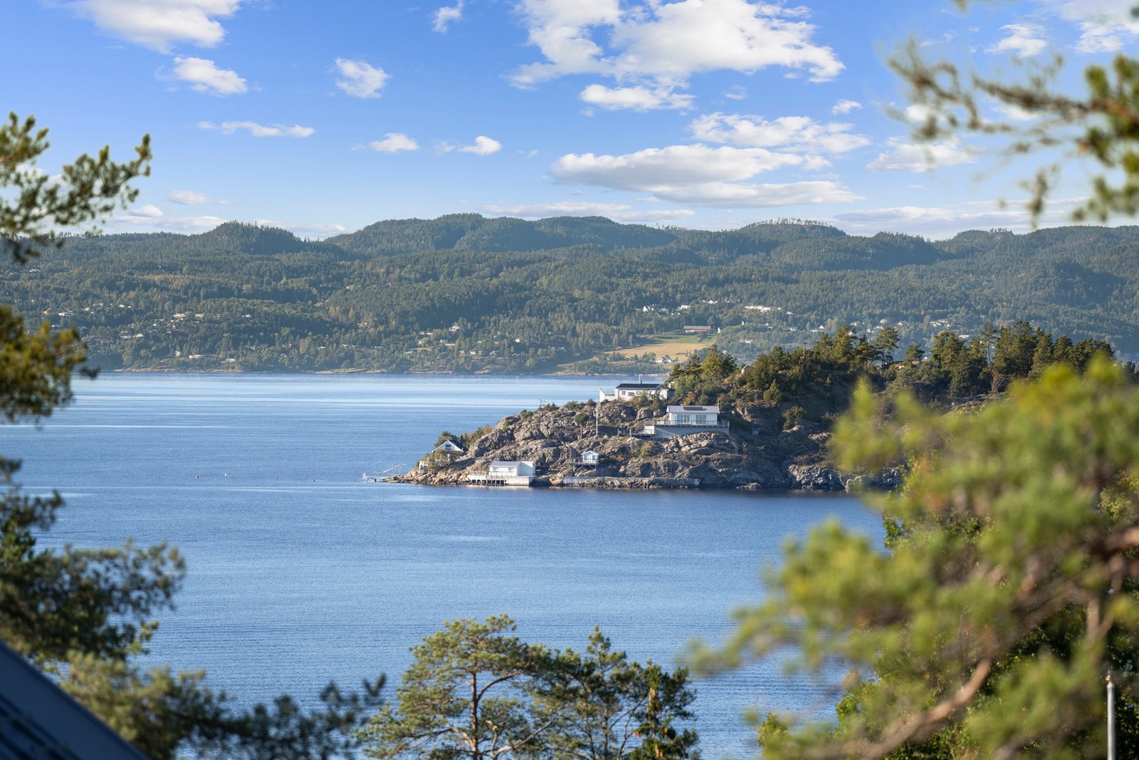 Arkitekttegnet enebolig med dobbelgarasje og nydelig utsikt mot Oslofjorden. Galleribilde