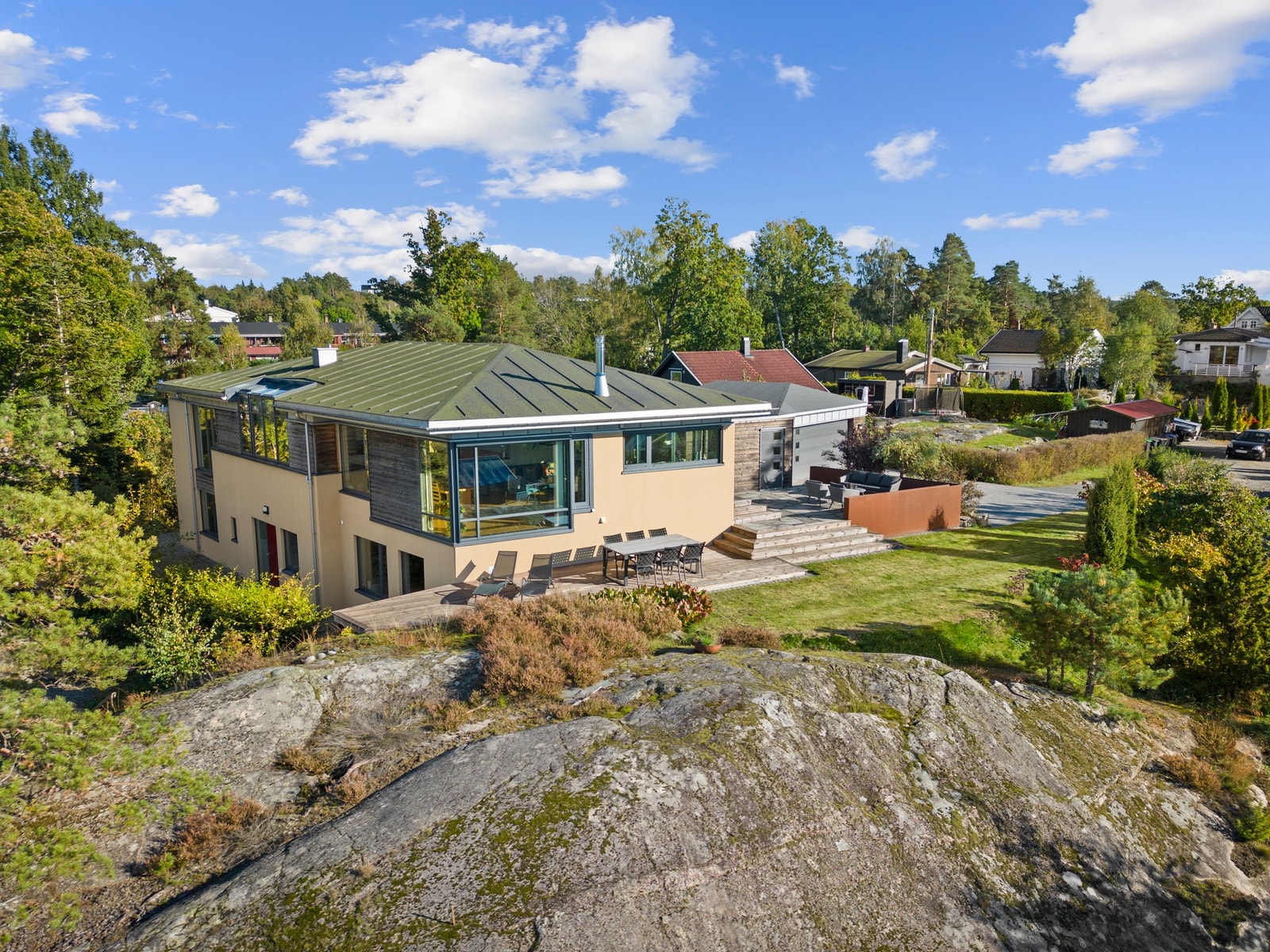 Pent opparbeidet tomt med gjennomtenkte løsninger, flere nivåer og gode soner for uteopphold, tilpasset eiendommens naturlige terreng. Galleribilde