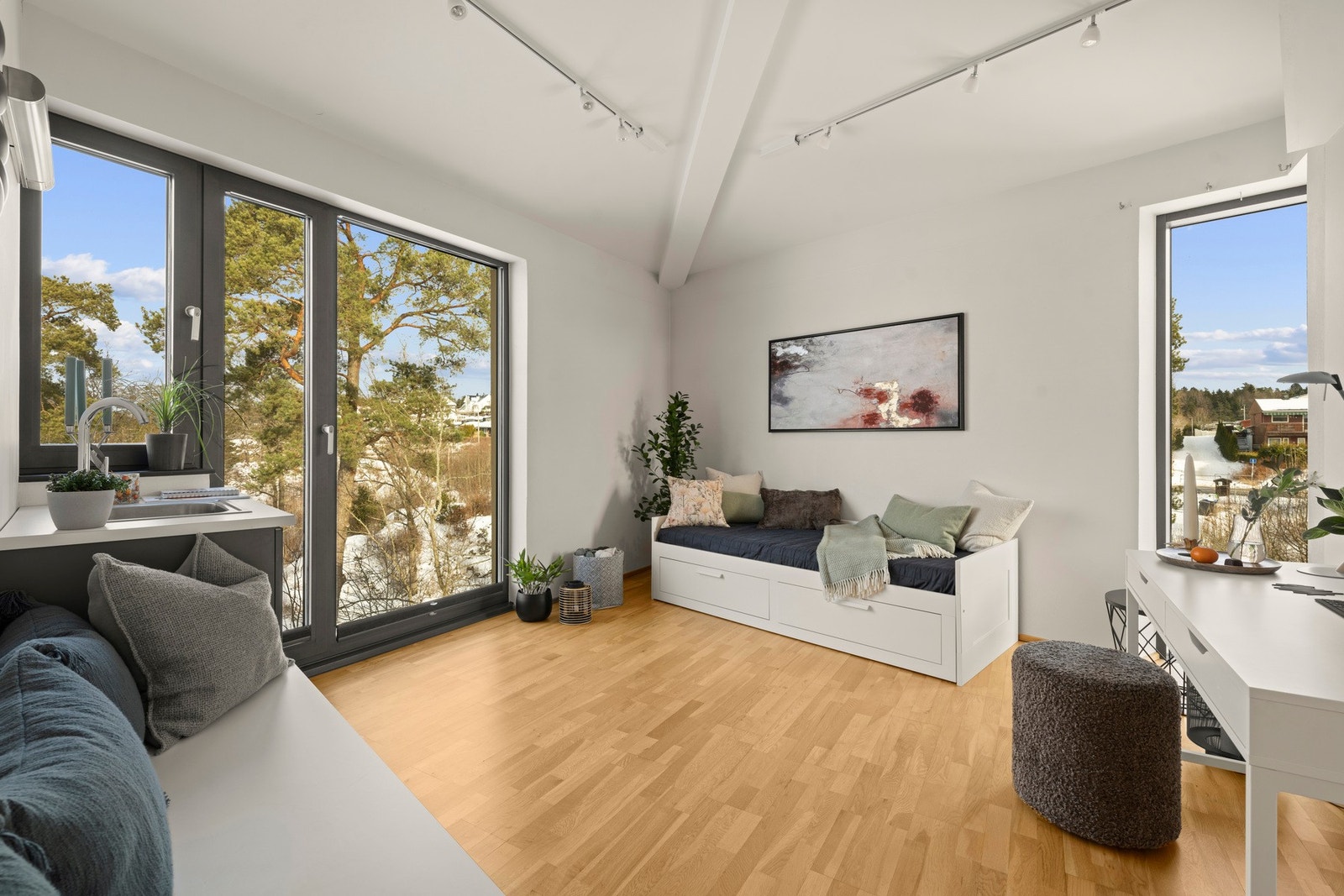 Lyst og romslig soverom, ett av totalt fire i boligen, hvorav to er plassert i 1. etasje. Galleribilde