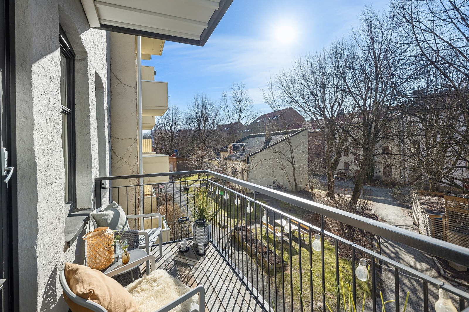 Solrik balkong ut mot hyggelig bakgård Galleribilde