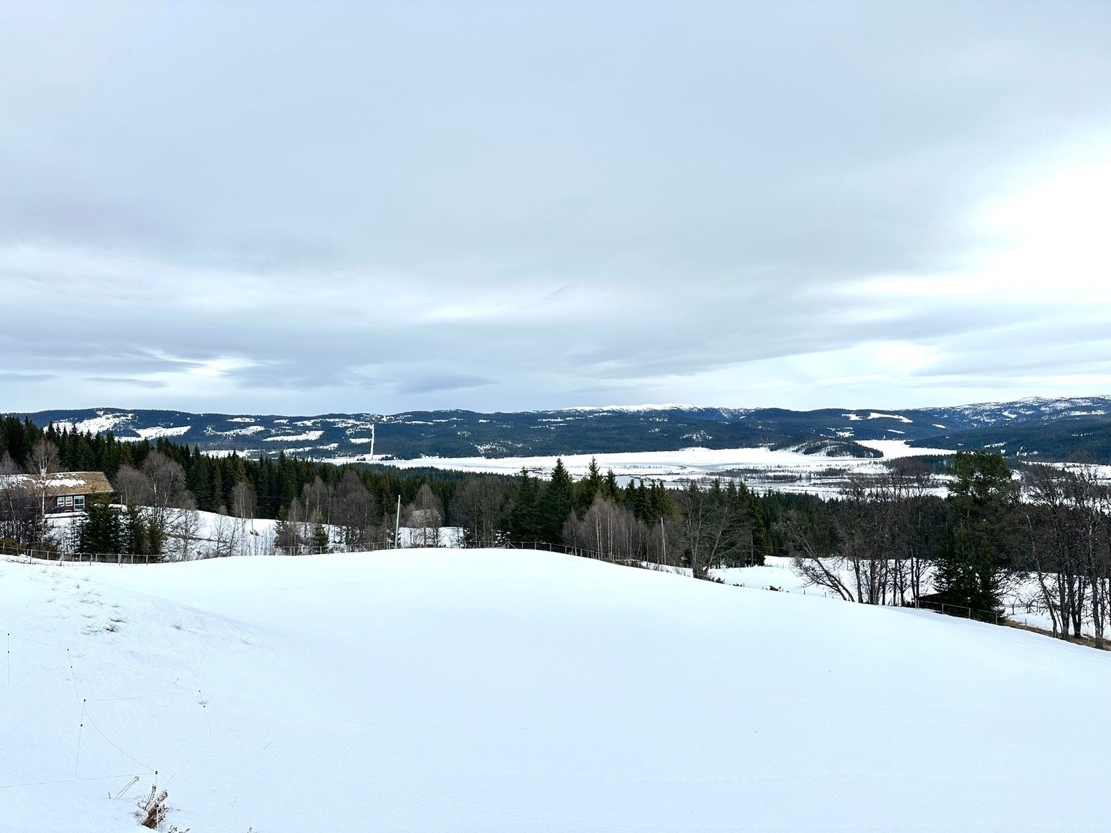 Her ser man mot blant annet Ølsjøen og Pardisfjorden og områdene rundt. Galleribilde
