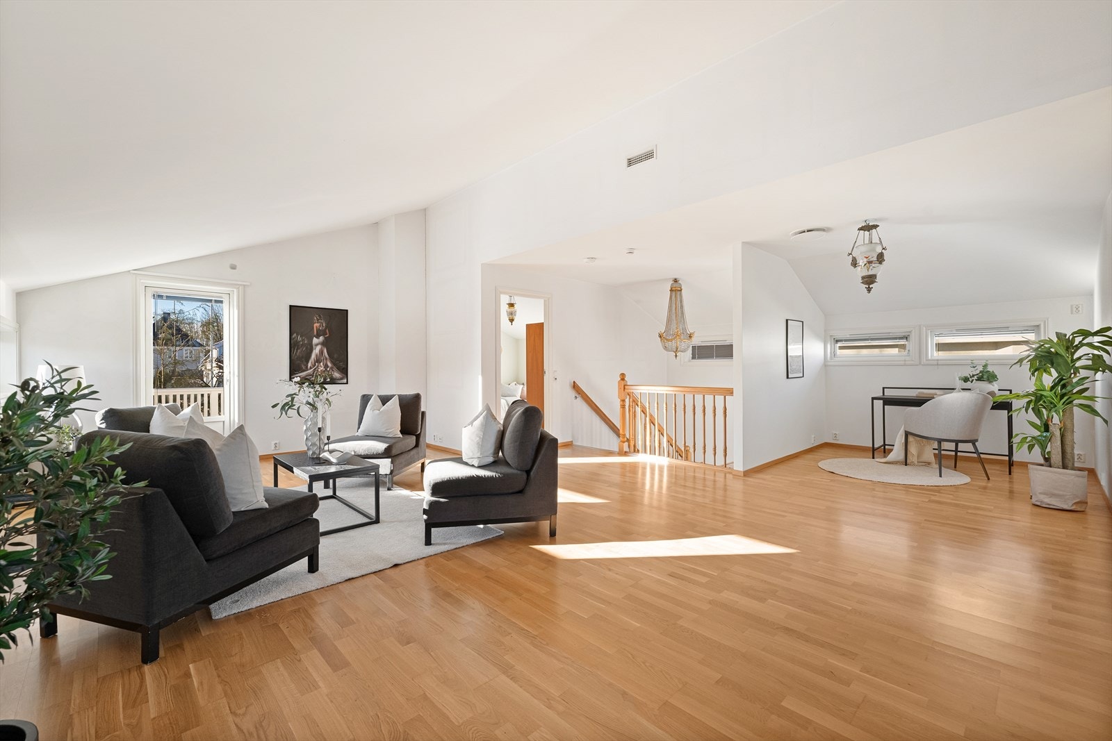 I 2. etasje er det en stor, åpen stue med meget god takhøyde Galleribilde