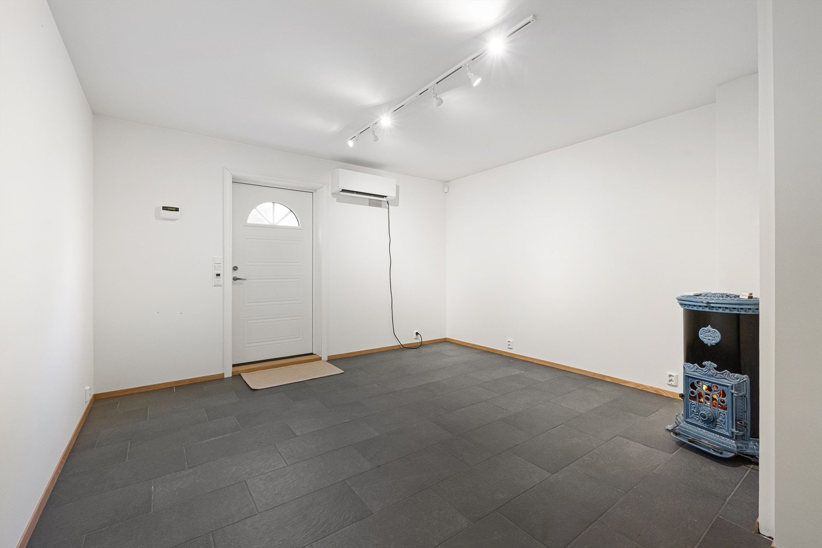 Romslig hall med varmepumpe og vedovn - det er ellers varmekabler i de fleste rom i hele huset (med unntak av soverom og boder) Galleribilde