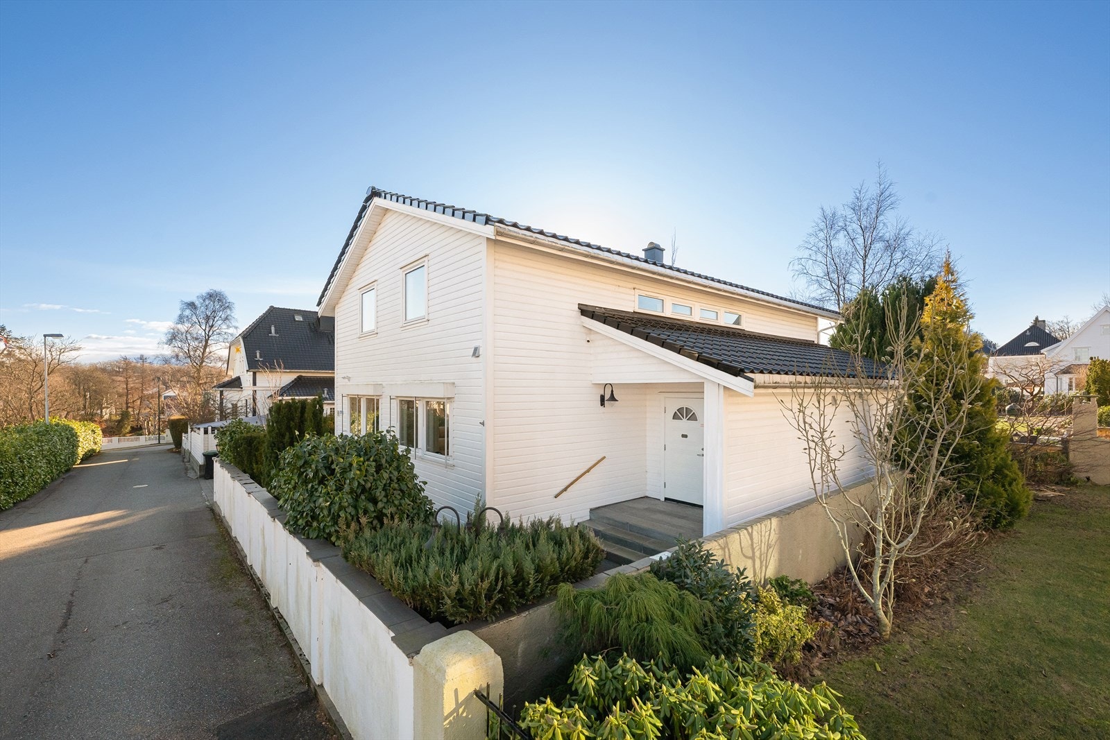 Enebolig fra 2006 med glaserte takstein Galleribilde