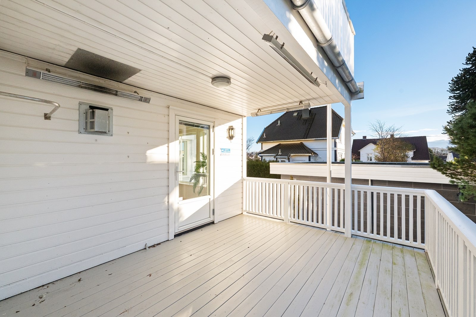 Lun. skjermet og delvis overbygget terrasse med varmeovner Galleribilde