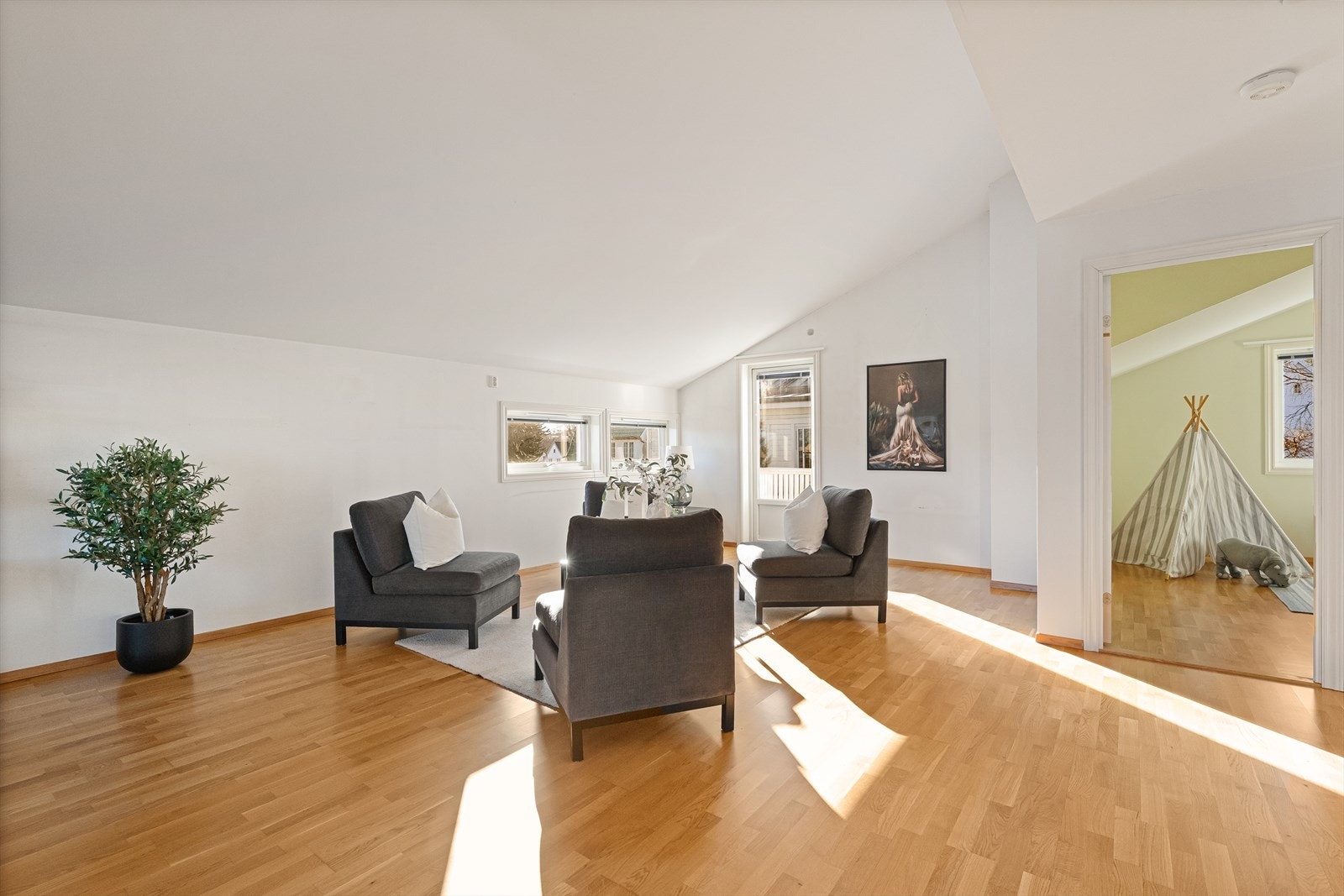 Fra stien er det utgang til altan Galleribilde