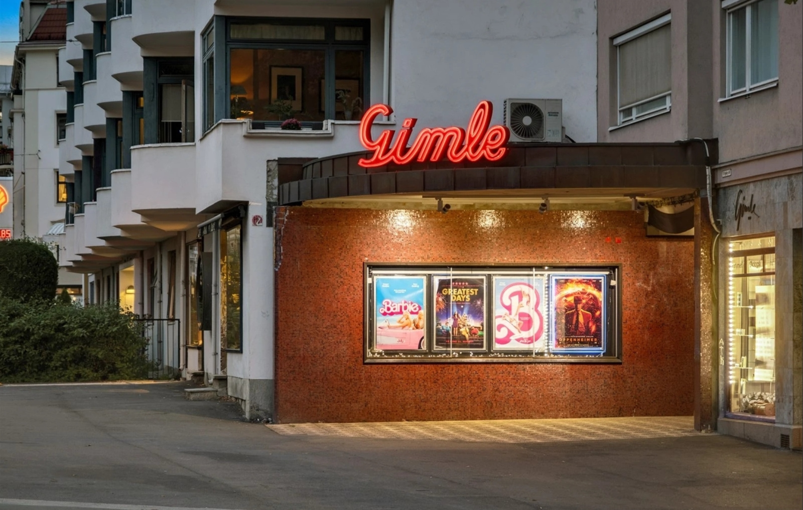 Gimle kino ligger like ved og er en liten og tradisjonsrik kino i Bygdøy allé 39. Galleribilde