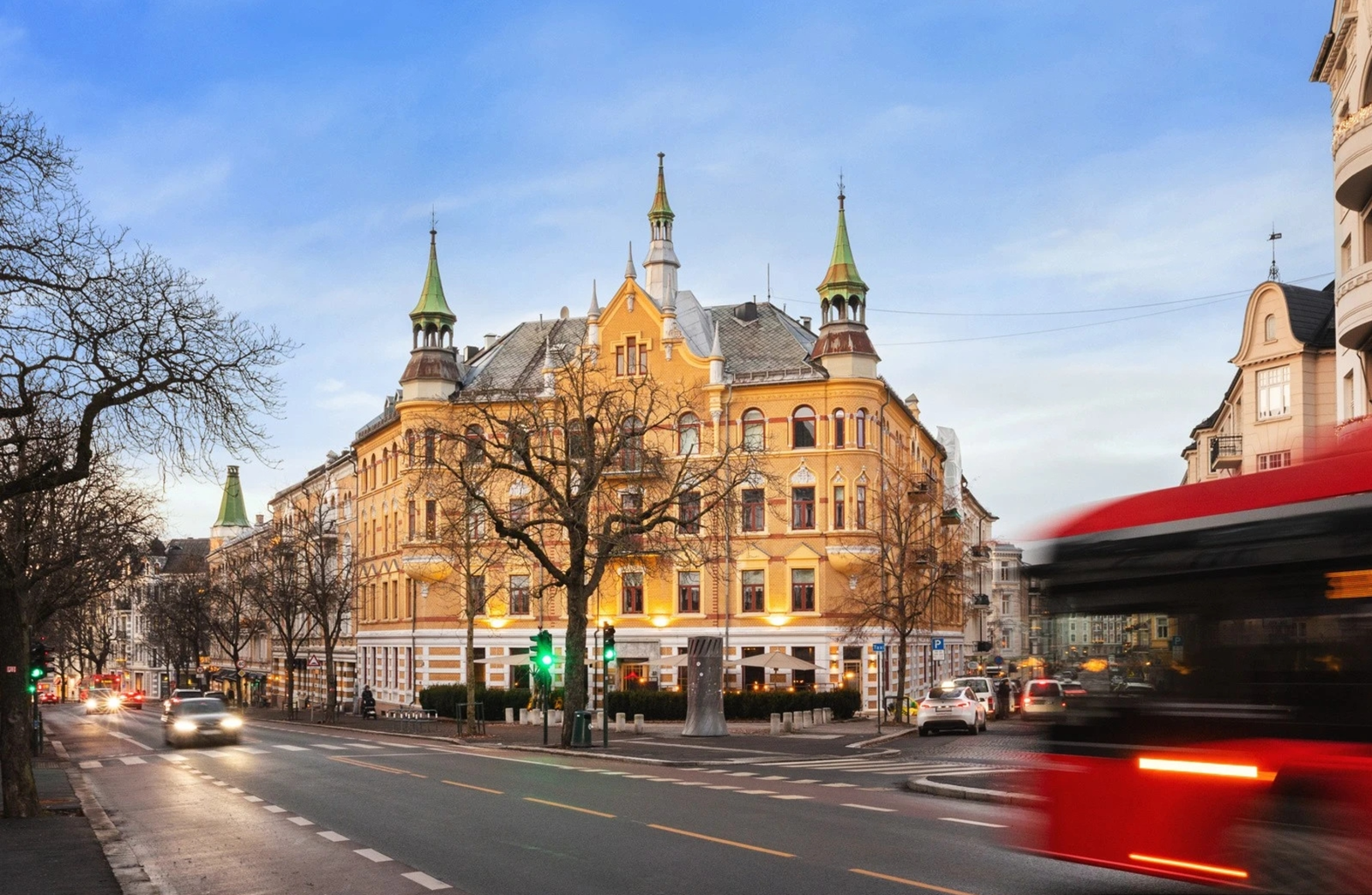 Bygdøy allé er rett utenfor døren. Her går buss 30 og 31. Videre kort vei til buss 20 samt trikk fra Frognerveien og Solli. Galleribilde