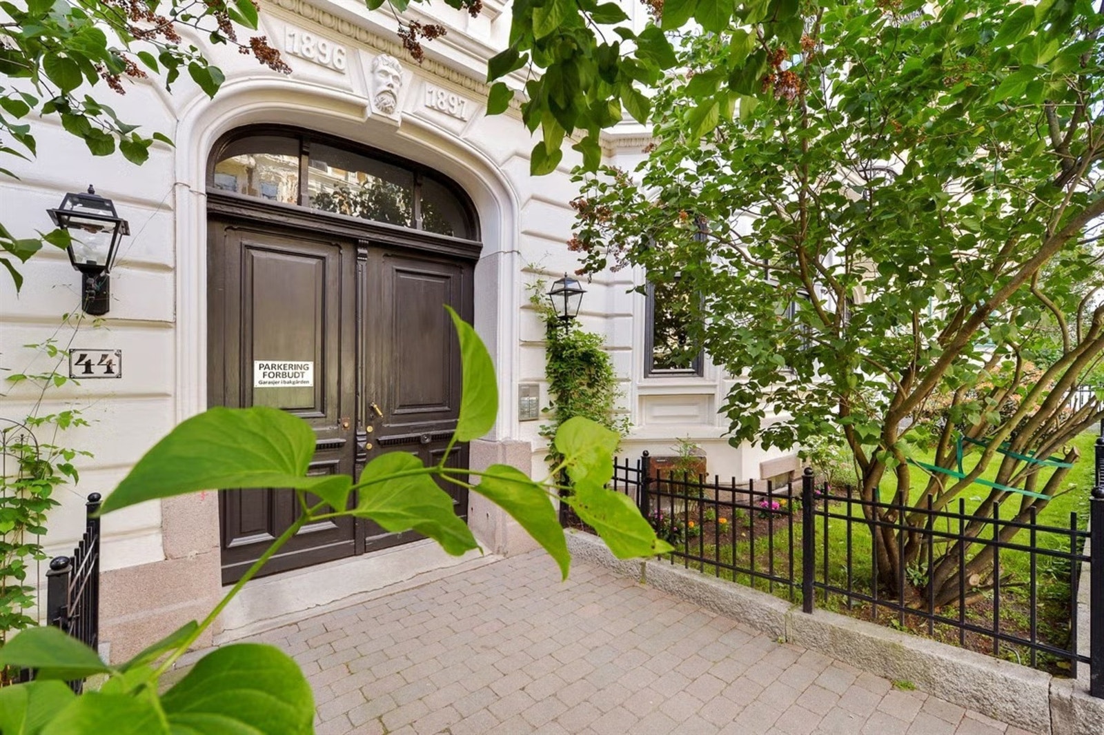 Inngangsparti om sommeren. Galleribilde