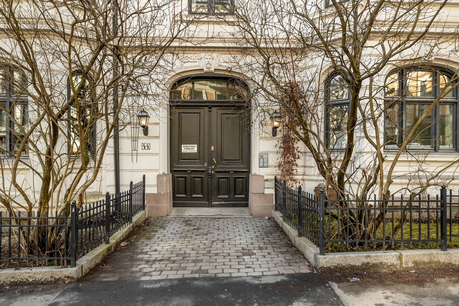 Inngangsparti. Galleribilde