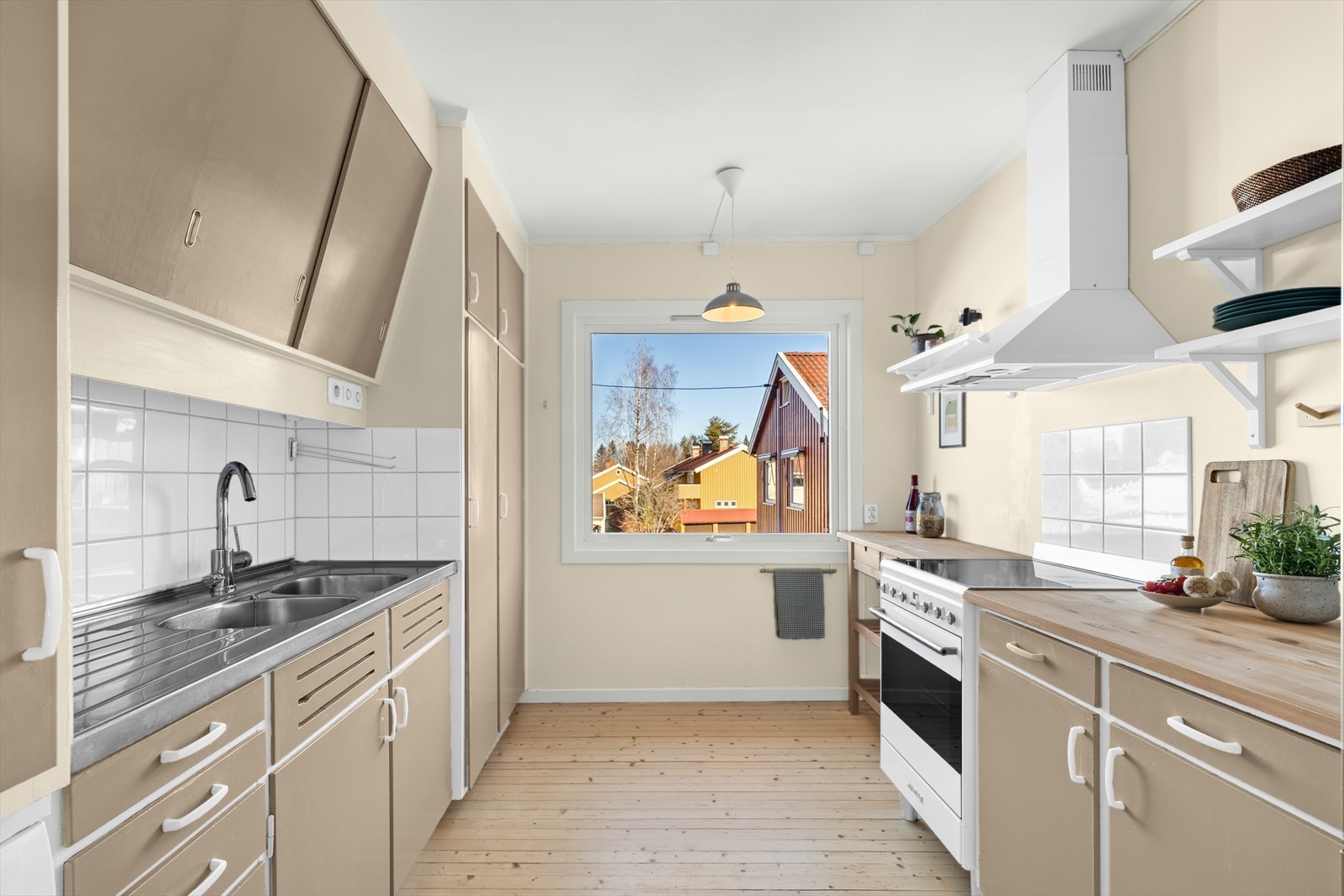 Kjøkkenet er et eget rom med vindu som slipper inn dagslys. Det er opplegg for oppvaskmaskin, denne medfølger handelen. Galleribilde