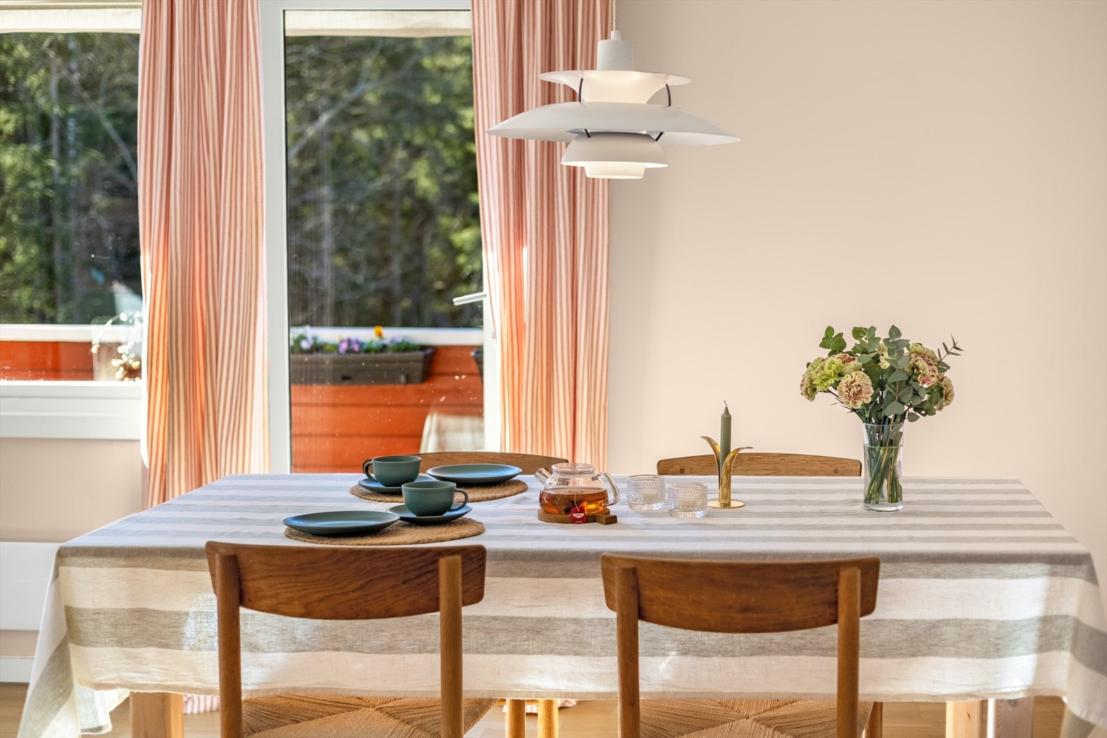 Store vindusflater som slipper inn godt med lys og bidrar til en god atmosfære. Galleribilde