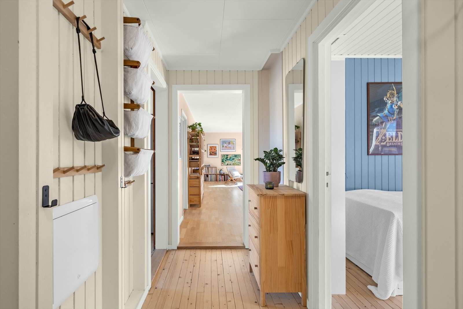 Via felles trappeadkomst ledes du opp til boligen beliggende i byggets 2. etasje. Galleribilde