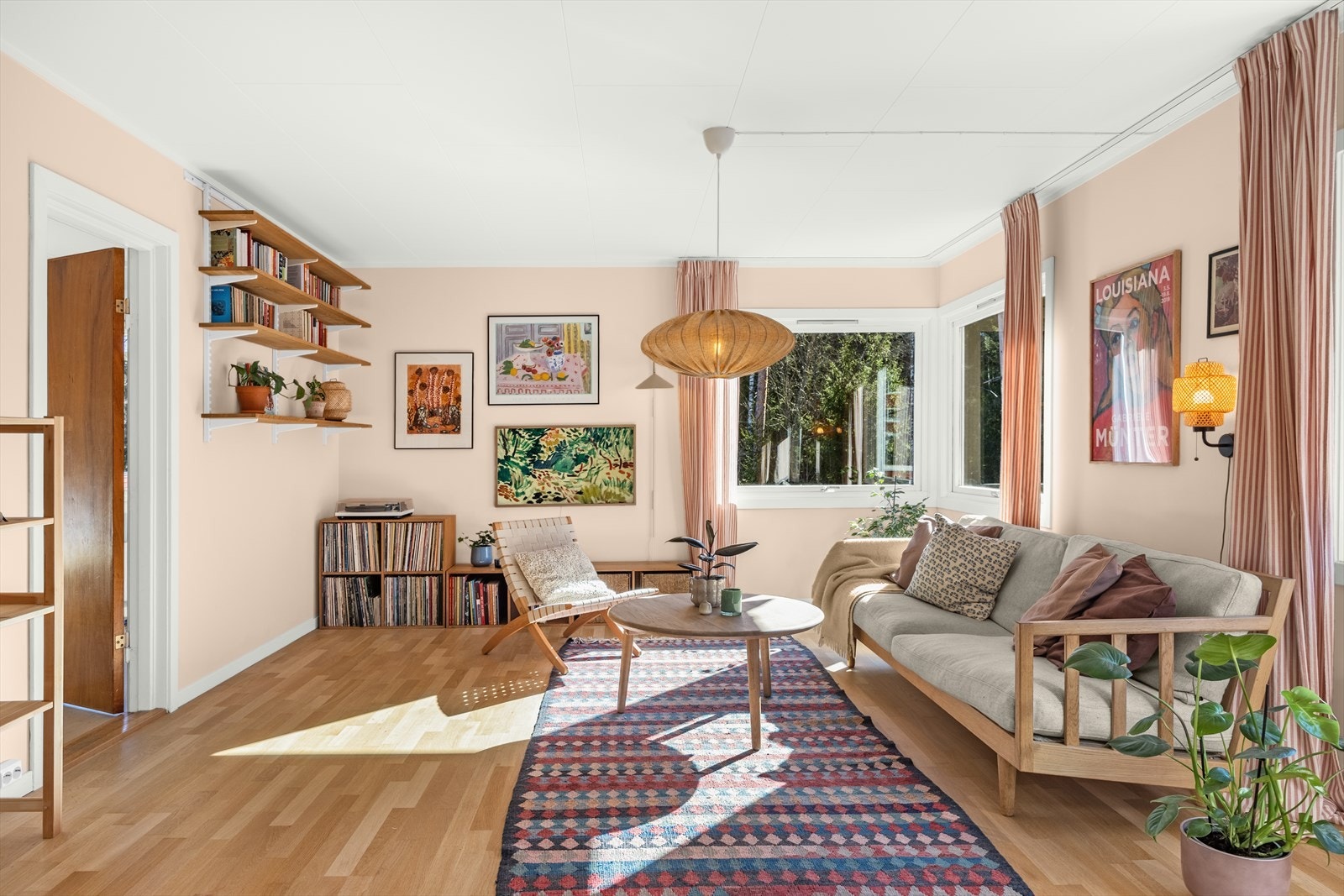 Dette er en utbygd andelsleilighet med borettslagets kanskje beste beliggenhet, med idylliske Østmarka som nærmeste nabo. Galleribilde