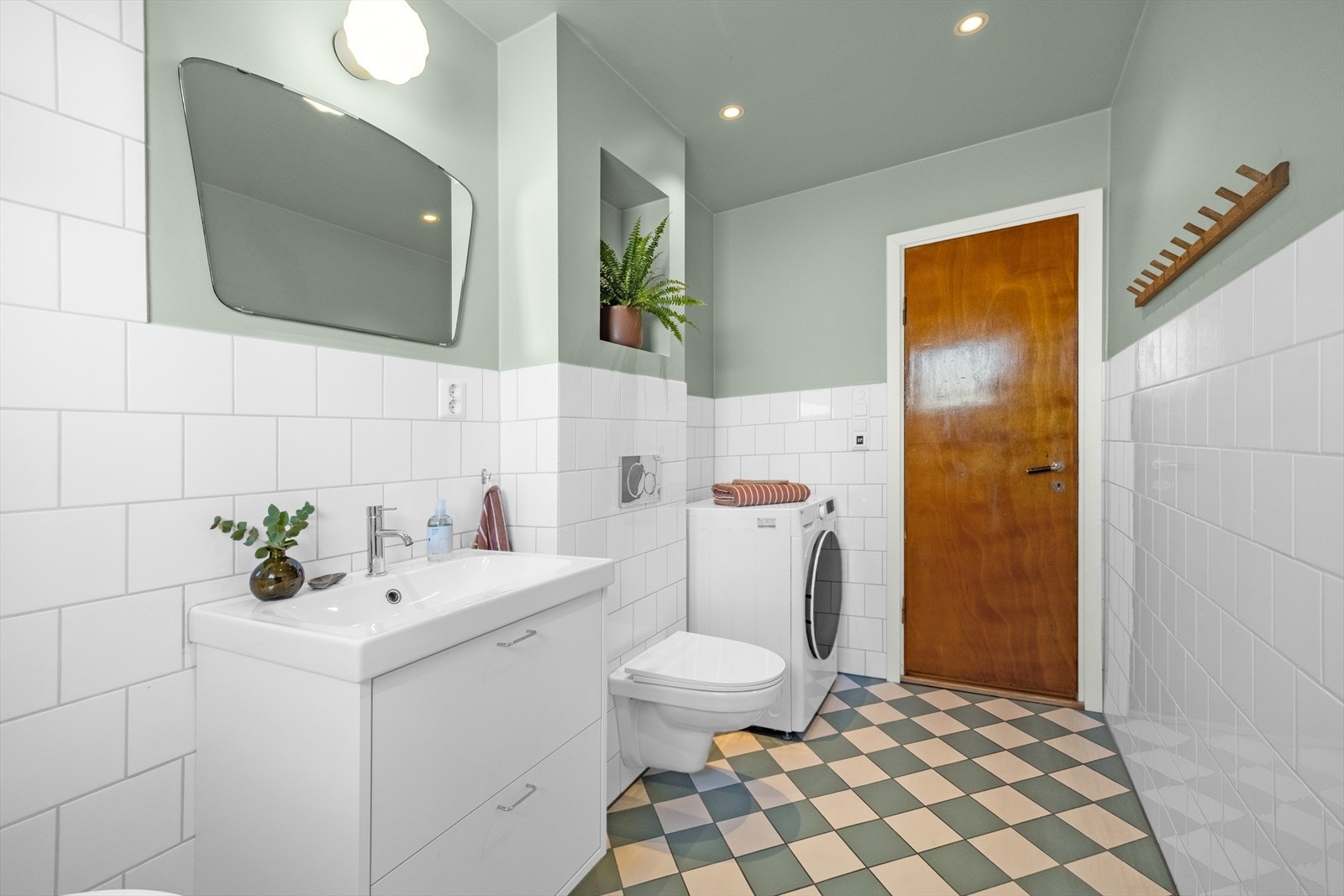 Det er også opplegg for vaskemaskin, samt plass til tørketrommel. Samt tilgang til felles vaskerom i byggets underetasje som deles av de fire i bygget. Galleribilde