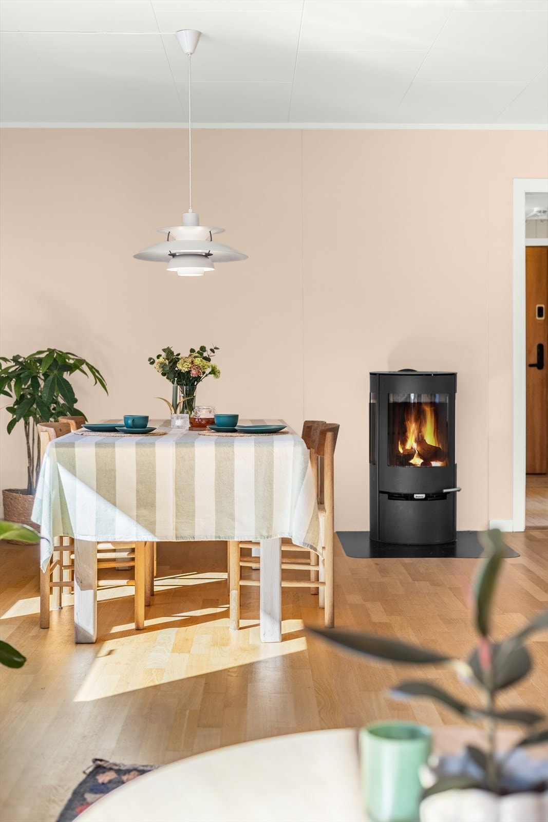 En rentbrennende peisovn ble installert i 2024 og gir både varme og en sentral sone i rommet. Galleribilde