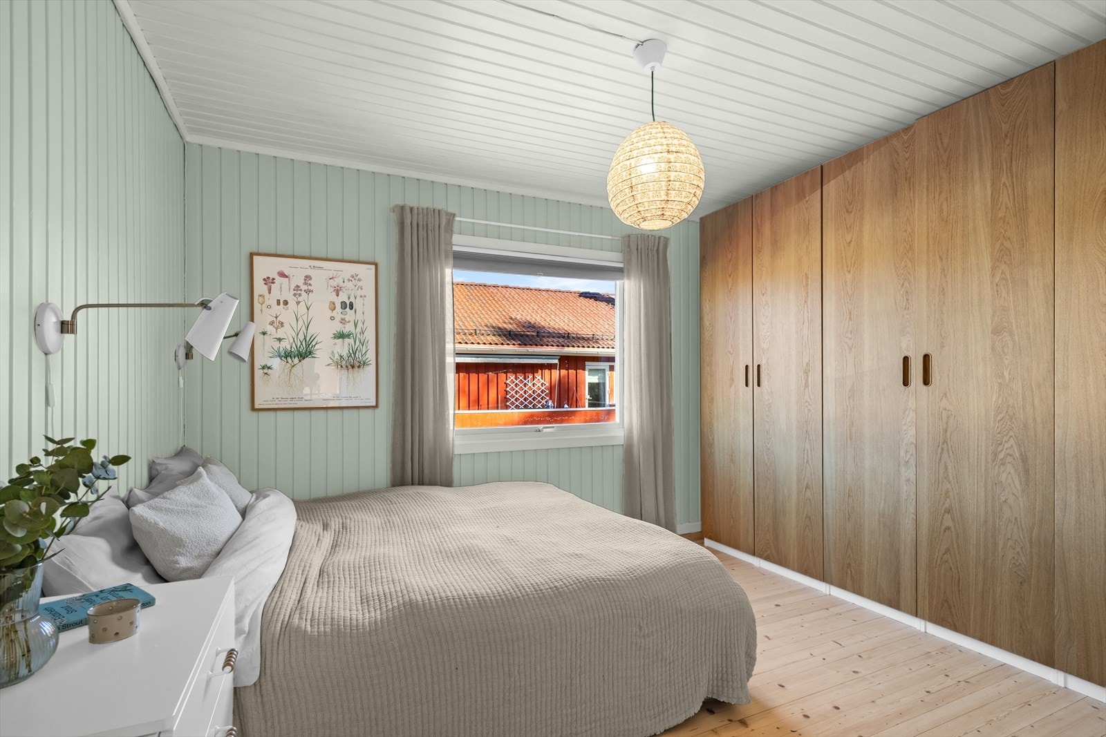 Det største soverommet har god plass til dobbeltseng og medfølgende garderobeløsning. Gulvet her er nylig slipt, og overflatene er malt i lyse farger. Galleribilde