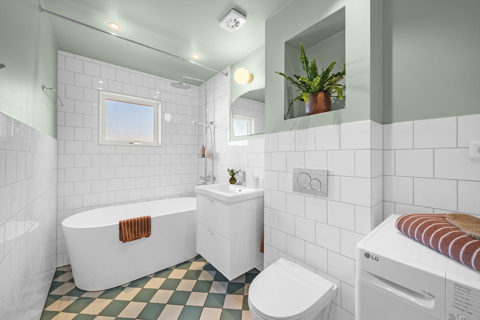 Badet ble utvidet og pusset opp av fagfolk i 2024 og har en moderne standard. Alt av rør til boligen ble fornyet i den forbindelse. Galleribilde