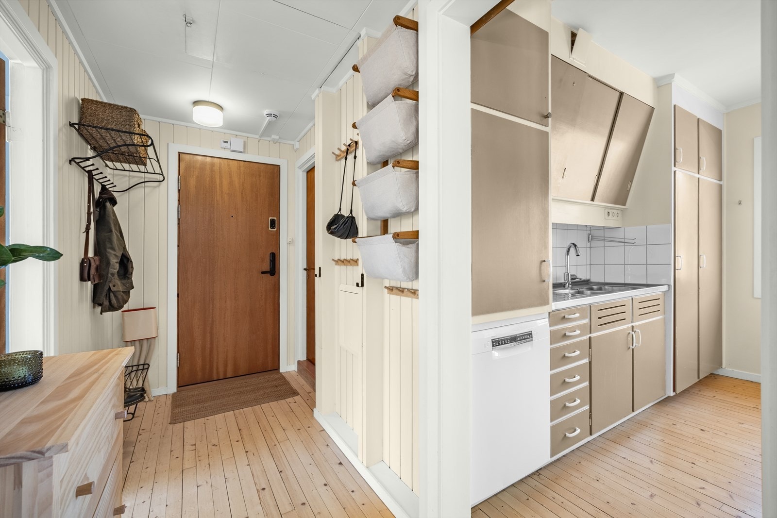 Her ønskes du velkommen inn i en hyggelig entré, her kan du henge fra deg klær og sette fra deg sko. Tre boder følger boligen, på totalt 18 m². Galleribilde