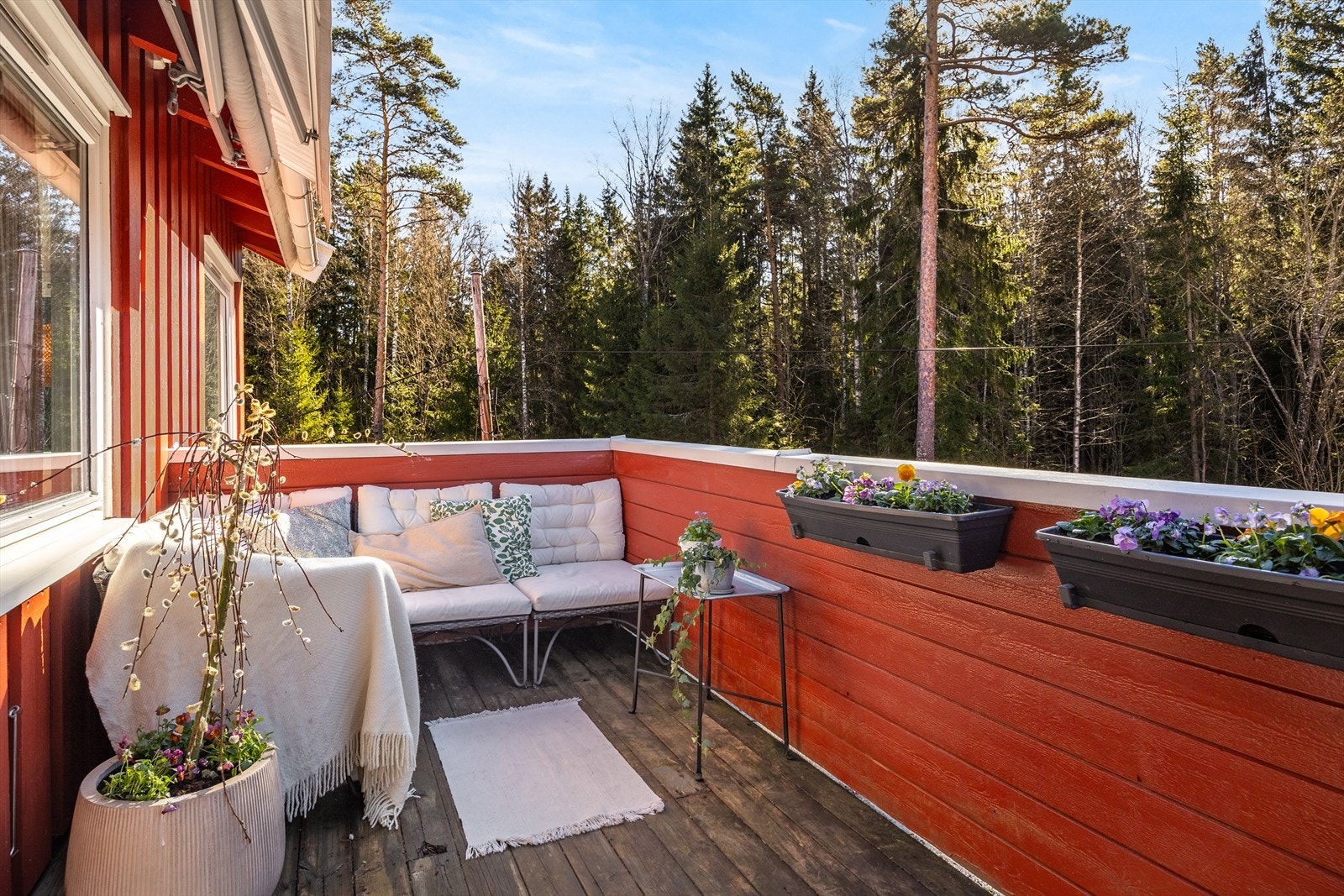 Fra stuen har du direkte utgang til en 11 m² sydvendt veranda hvor de varme sommerdager kan nytes. Galleribilde