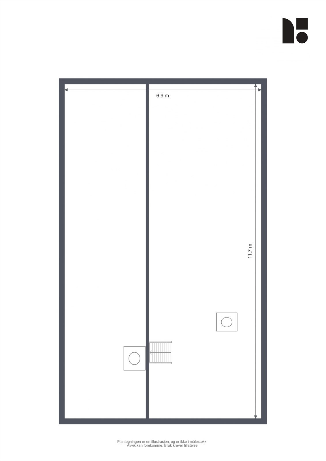 Uisolert lagringsloft med lav takhøyde, andre andelseierne har isolert og innredet loftet. Loftet er på det høyeste 1,84 m i møne i dag. Galleribilde