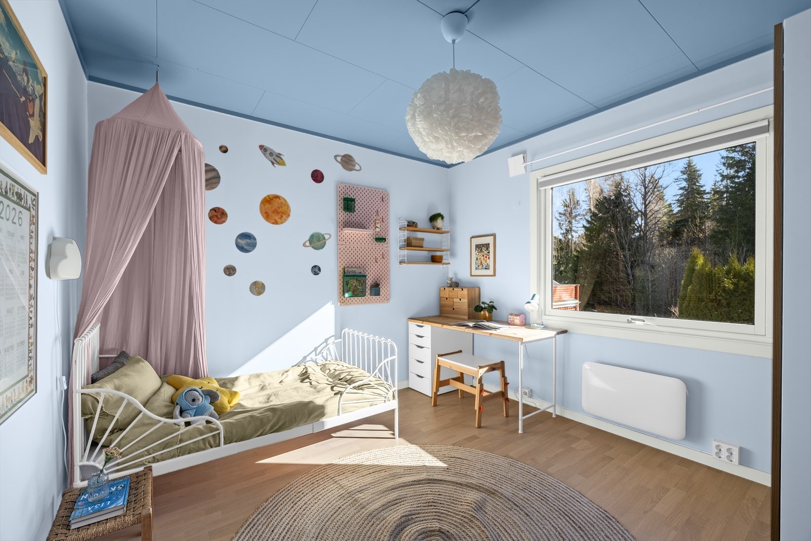 Soverom nr 2 ligger vegg i vegg med stuen og har plass til seng og skrivebord. Galleribilde