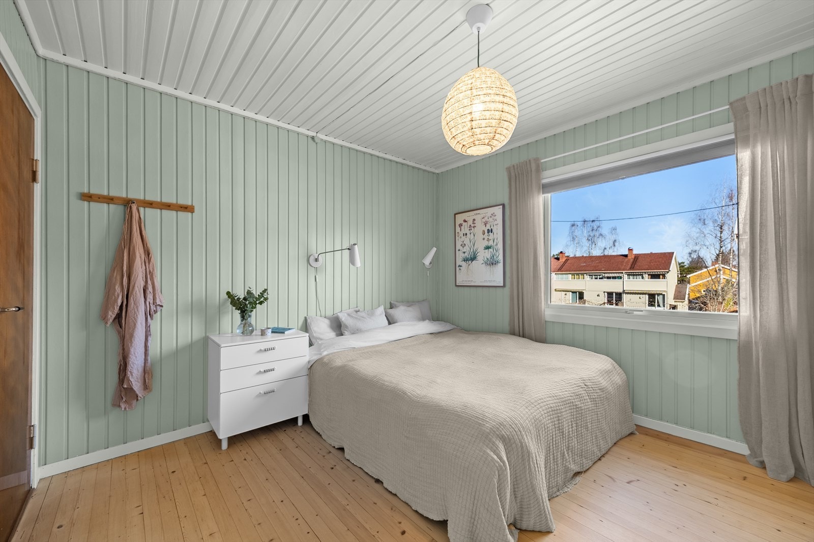 Boligen har tre gode soverom, hvorav alle har god plass til seng og nattbord. Galleribilde