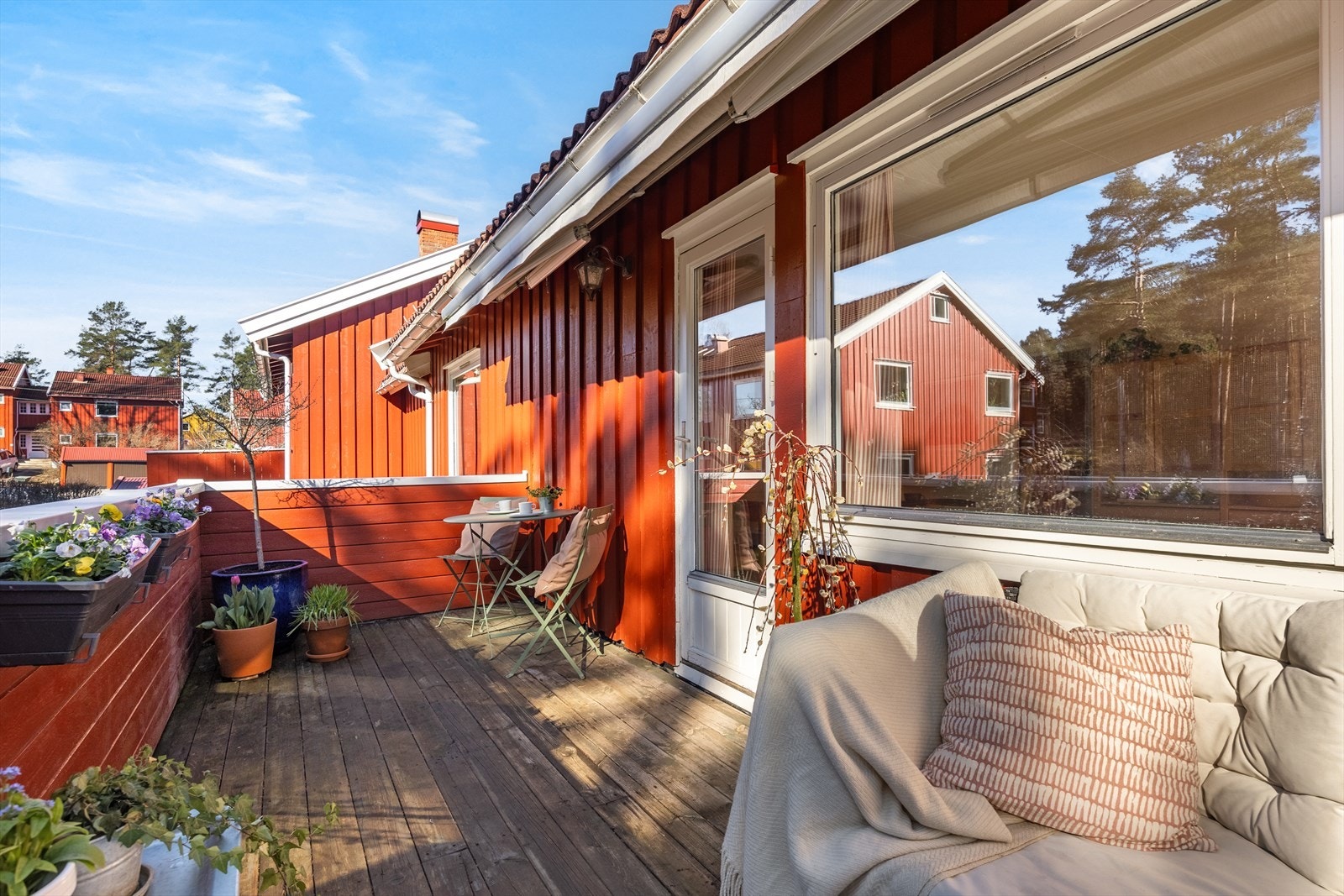 Uteplassen oppleves som en forlengelse av stuen - et perfekt samlingssted for store og små. Galleribilde