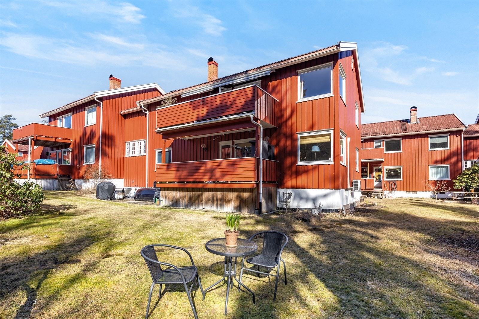 Borettslagets uteområde og grøntareal er fremfor alt et fellesanlegg, men den enkelte beboer har rett til å disponere et begrenset område til egen uteplass. Galleribilde