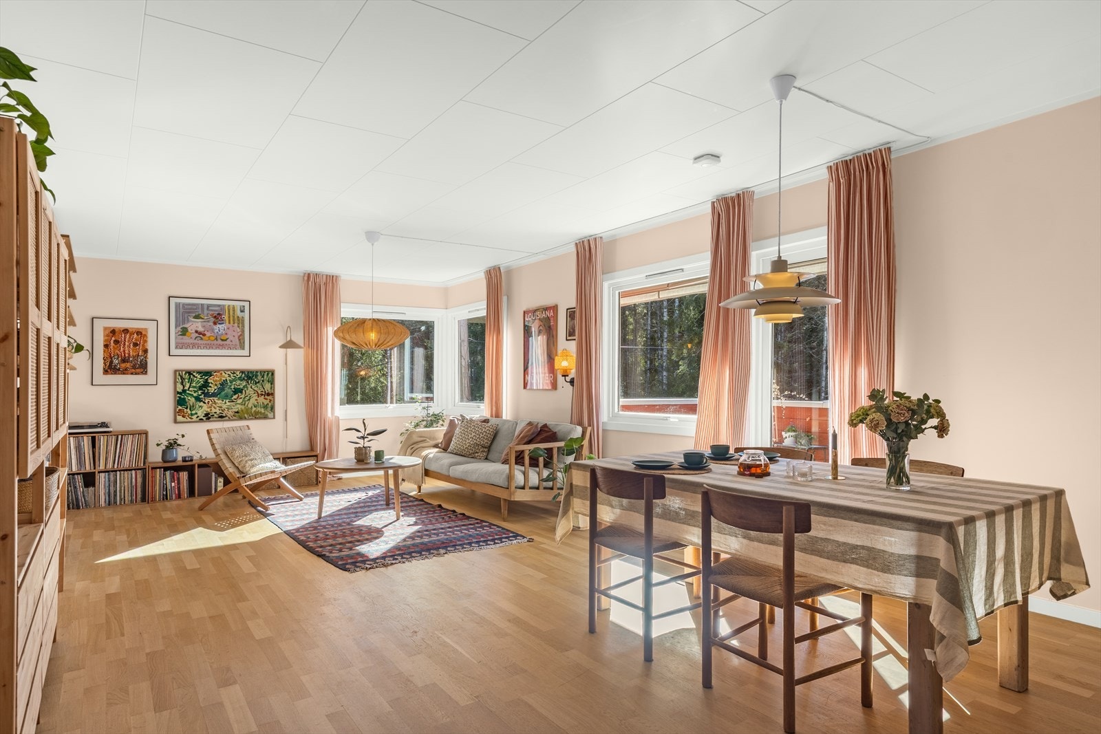 Stuen har gode lysforhold fra store vinduer samt plass til både sofa- og spisegruppe. Galleribilde