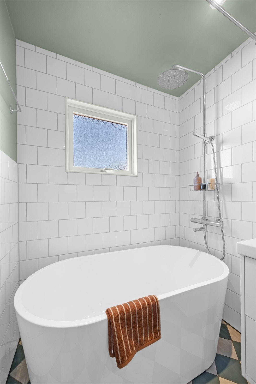 Rommet er flislagt på gulv og delvis på vegger, med behagelig gulvvarme og downlights i tak. Galleribilde