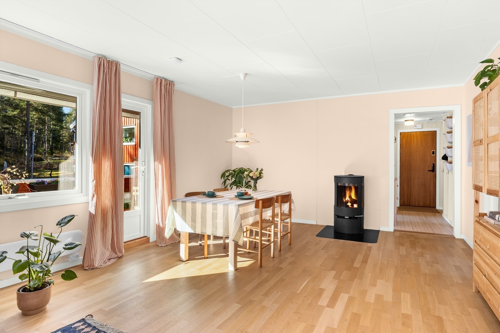 Fra stuen er det direkte utgang til verandaen. Galleribilde