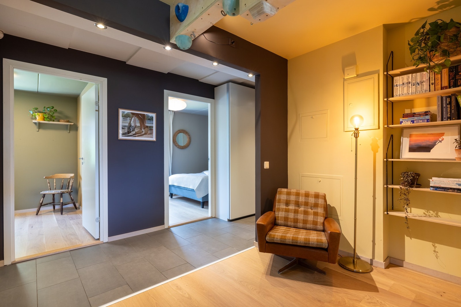 Mellom gang og entré er det en fin overgang fra parkett til fliser. Galleribilde