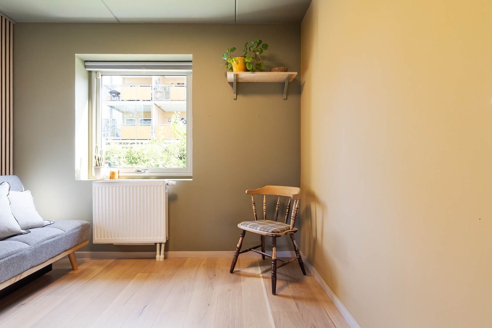 Her har du plass til seng, kontorpult og oppbevaringsmøblement. Galleribilde
