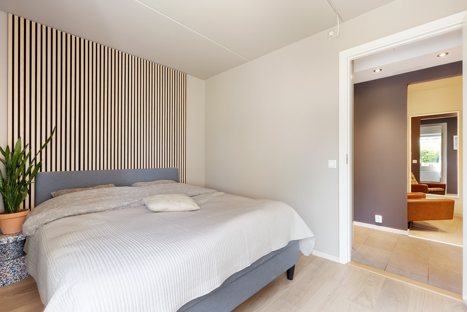 Spilevegg på veggen fungerer som en sengegavl og gir en fin detalj til rommet. Galleribilde