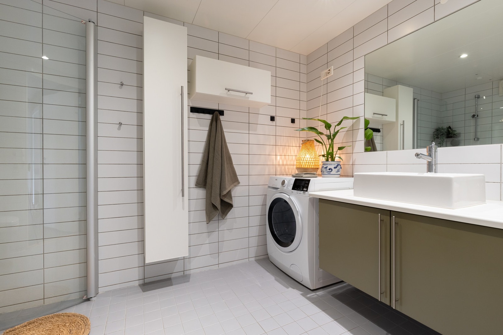 Lyst, flislagt baderom med varme i gulv og downlights i himling. Det er opplegg for vaskemaskin og plass til tørketrommel. Galleribilde