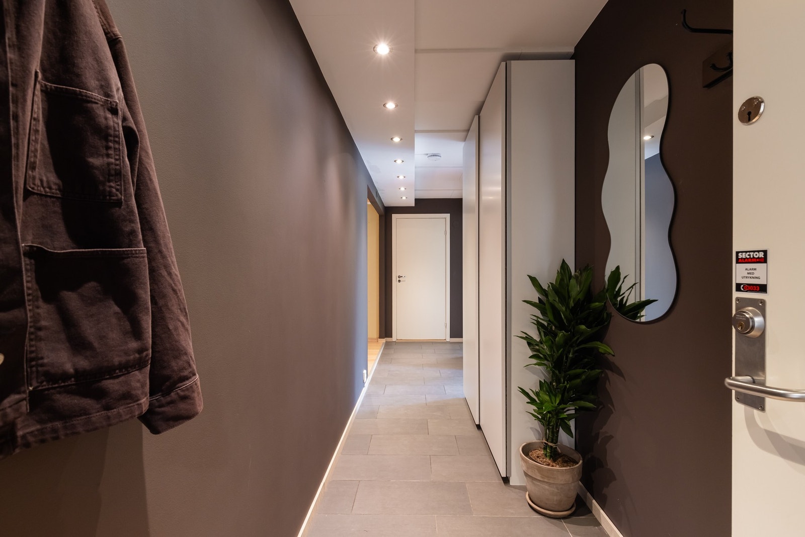 Romslig skyvedørsgarderobe gir godt med plass for yttertøyet og blir selvsagt stående. Galleribilde