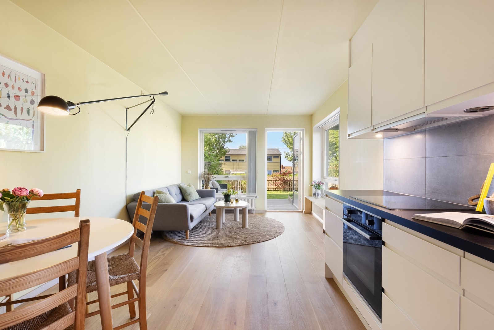 Malt i moderne fargevalg og har flott 1-stavs parkett på gulv. Galleribilde
