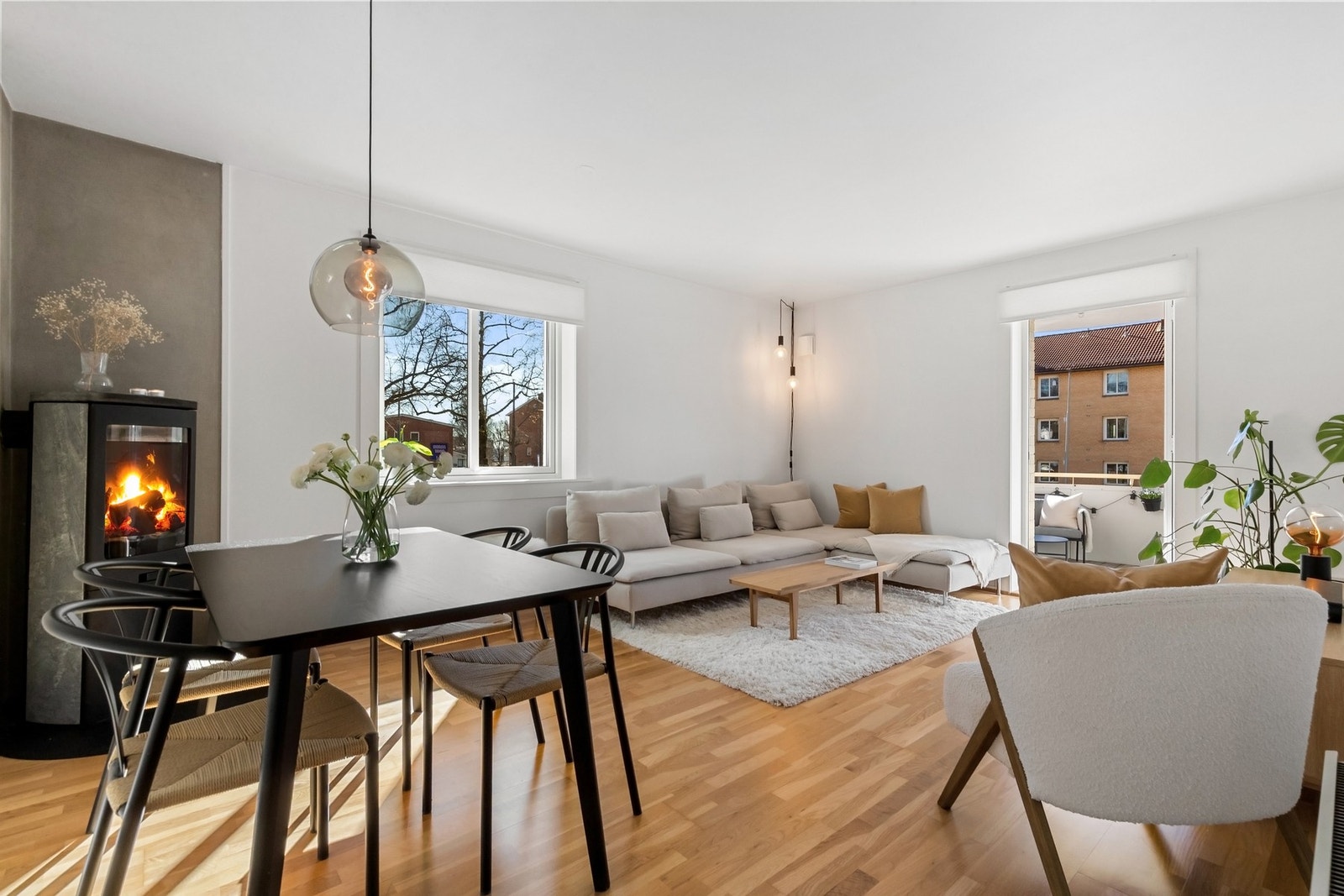Synne Berg Farstad v/ Privatmegleren Aksept har gleden av å ønske velkommen til Kjelsåsveien 8A! Foto: Zovenfra AS Galleribilde