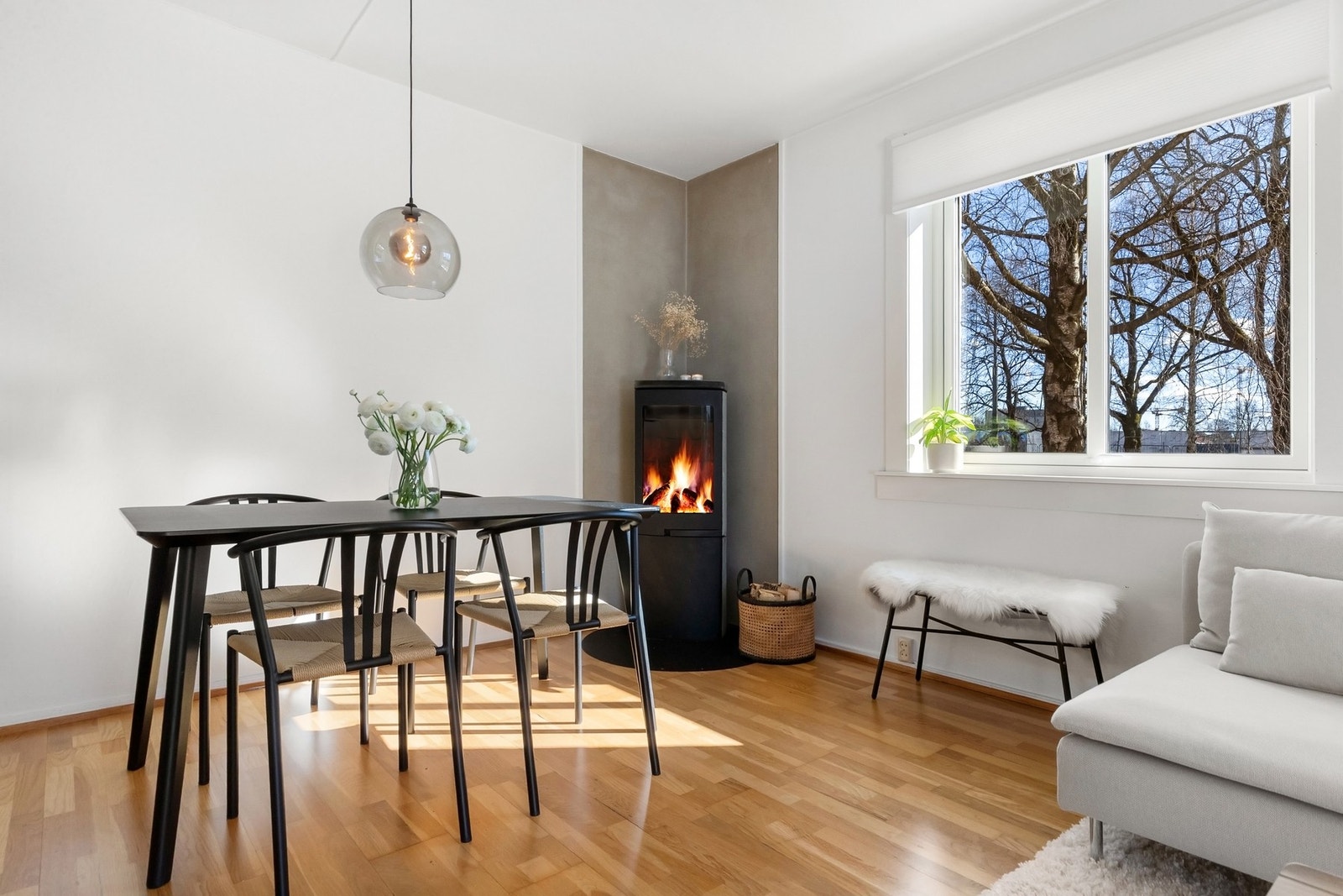 Her kan du nyte gode måltider med utsyn over det hyggelige nabolaget Galleribilde