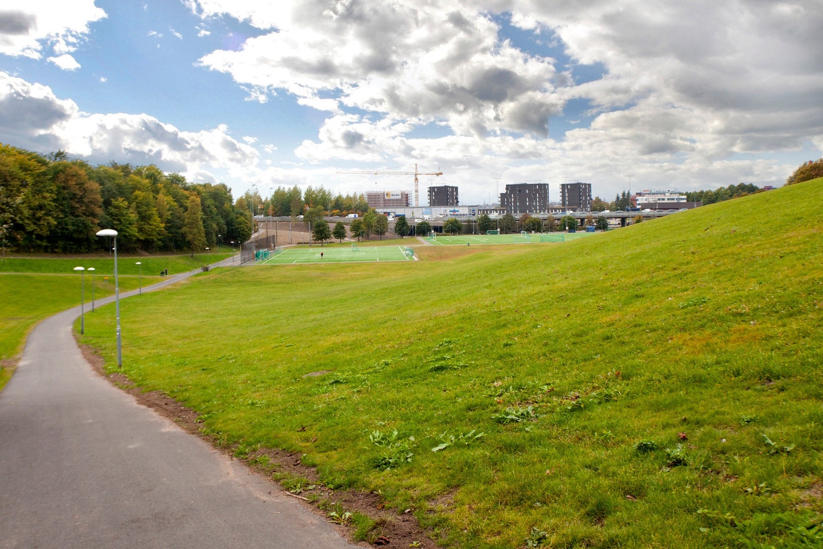 Rett i nærheten finner du Nordre Åsen idrettspark (Skeidbanen) med gode treningsmuligheter året rundt, samt grønne områder som Muselunden og Disenparken Galleribilde