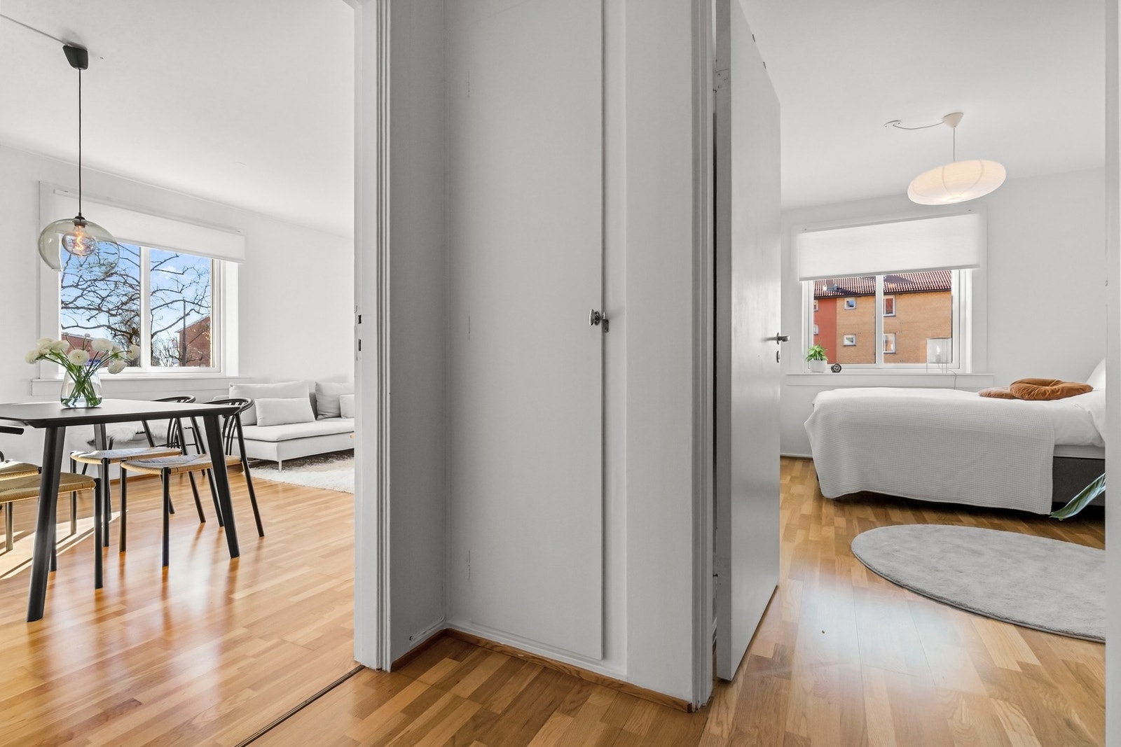 Praktisk entré med plass til oppbevaring av yttertøy og sko, og praktisk plassbygget skap. Trenger du mer oppbevaringsplass disponerer boligen 3 boder av god størrelse. Galleribilde