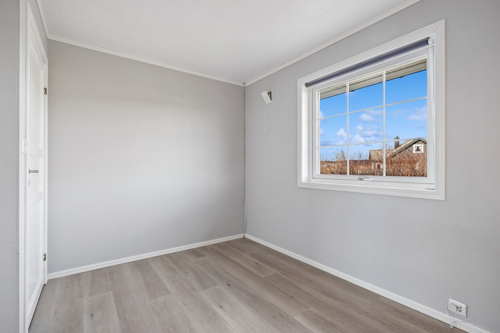 Soverom nr 2 med plass til dobbeltseng og nattbord. Galleribilde