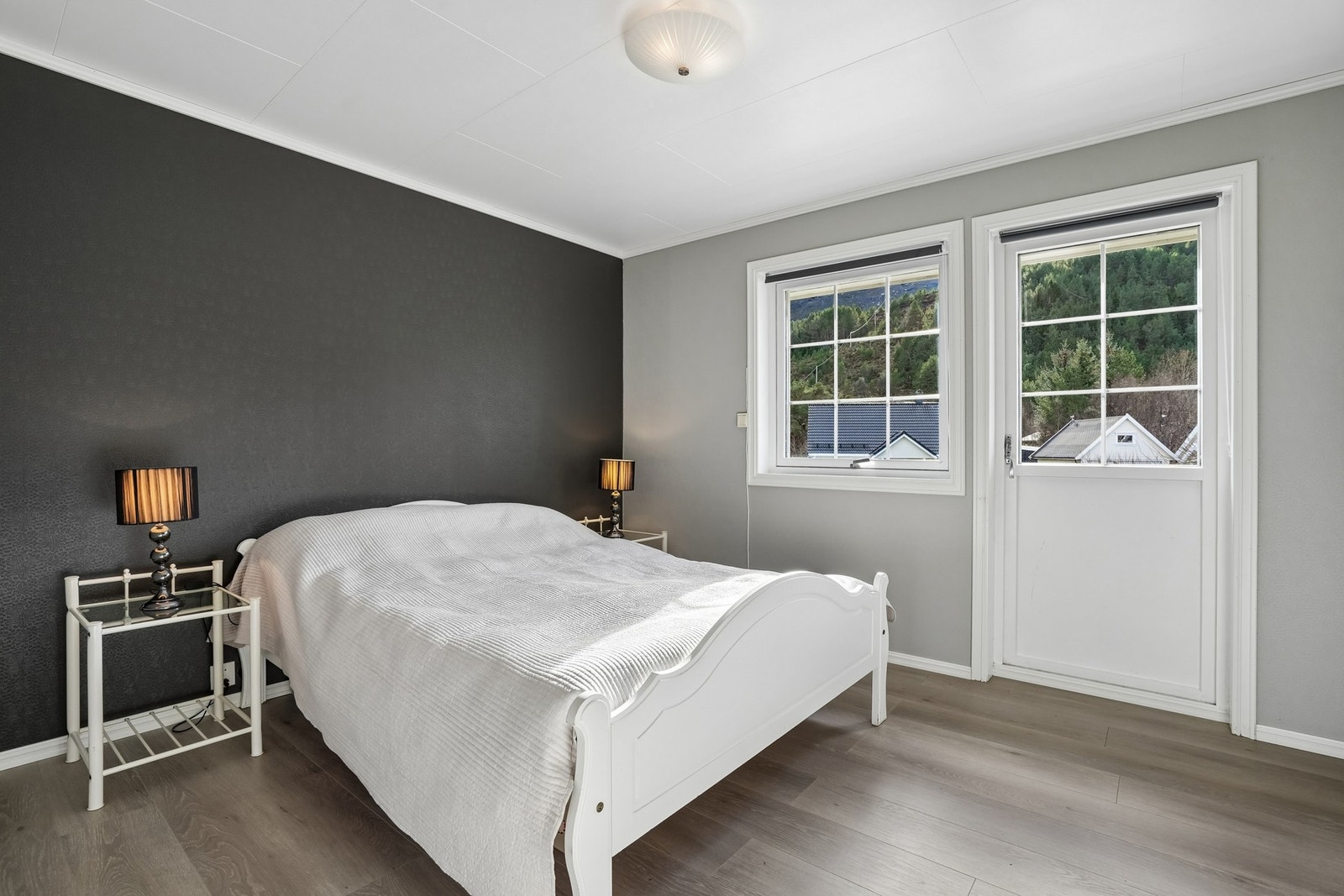 Hovedsoverom har god størrelse med plass til dobbeltseng med tilhørende nattbord. Galleribilde