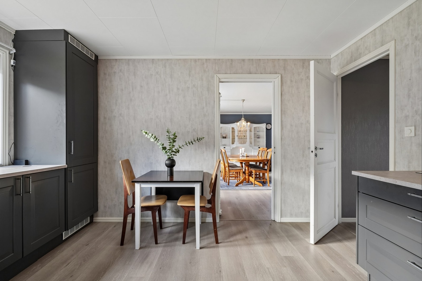 Det er plass til en koselig liten spisegruppe på kjøkkenet. Galleribilde
