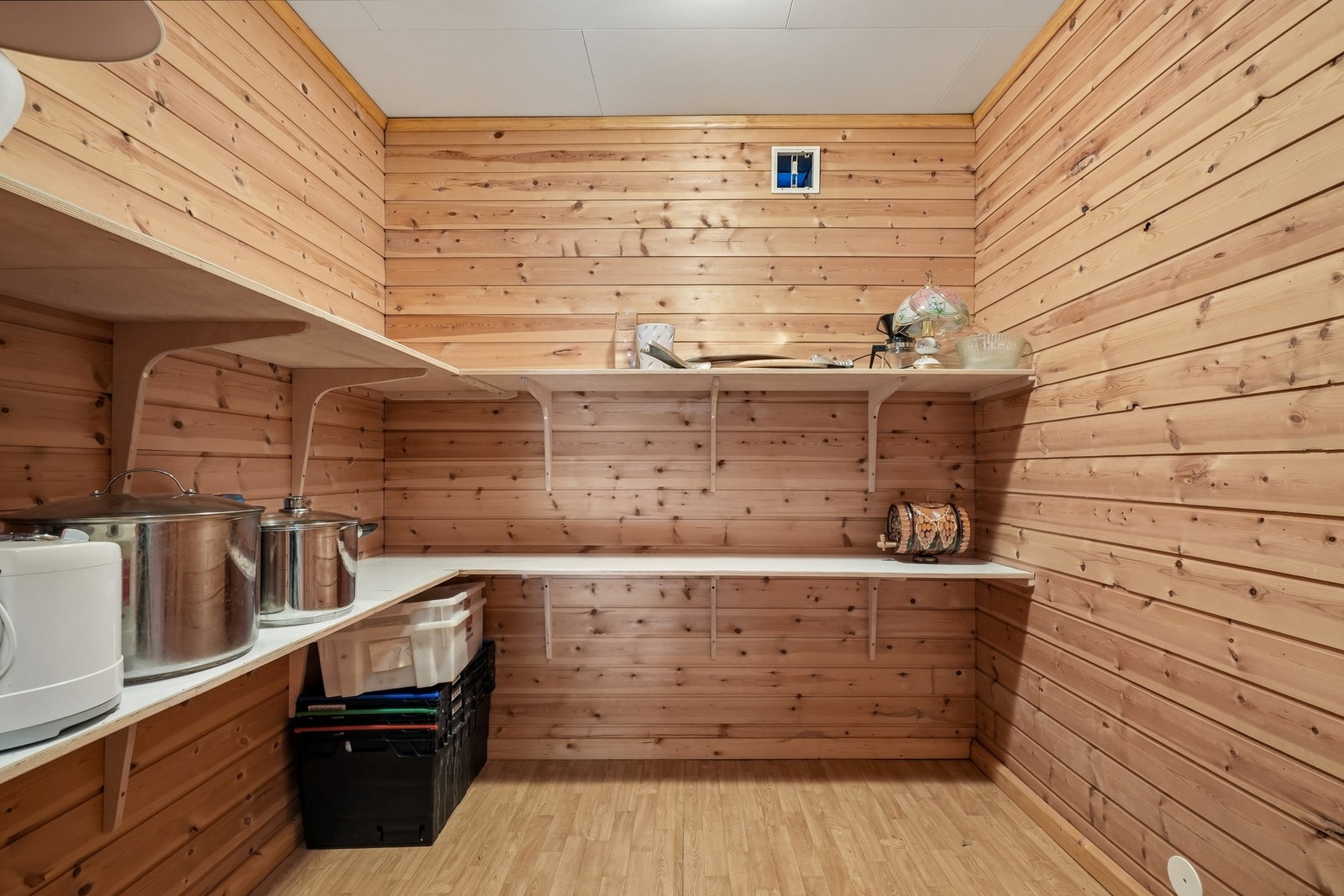 Bod i kjeller med god plass til oppbevaring og veggmontert innredning. Galleribilde