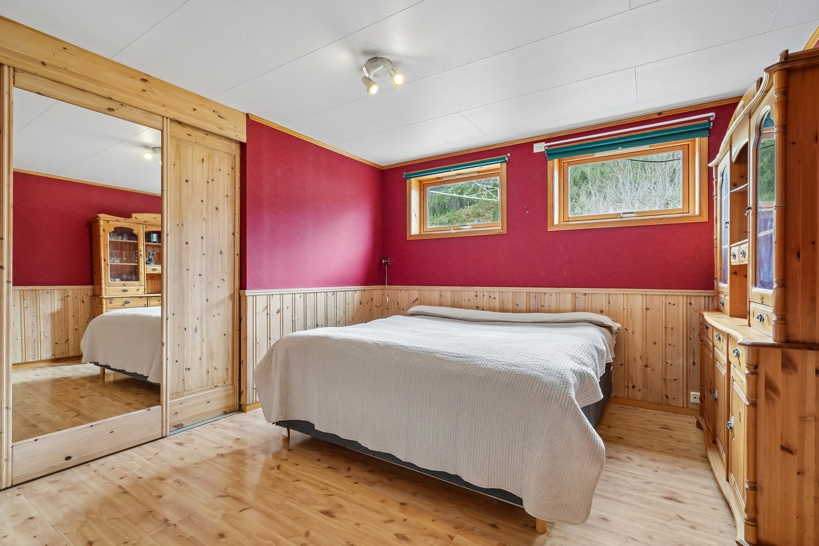 Disponibelt rom i kjeller som i dag er brukt til soverom (må bruksendres) med plass til dobbeltseng og tilhørende nattbord. Det er montert skyvedørsgarderobe for god oppbevaring. Galleribilde